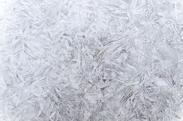 How should you defrost your windscreen without causing damage?